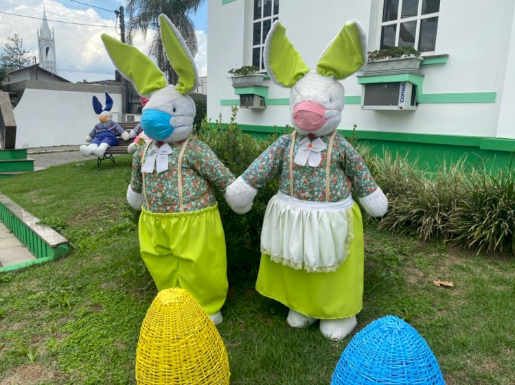 Decoração de Páscoa: até os coelhos estão de máscara  Em Cocal do Sul, a cidade está ainda mais bonita depois de ganhar uma decoração especial