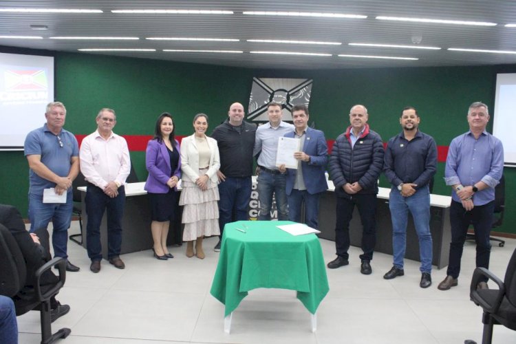 Assinadas ordens de serviço para reforma de Centro Comunitário do bairro Ceará e implantação de marginal na Rodovia Otávio Dassoler