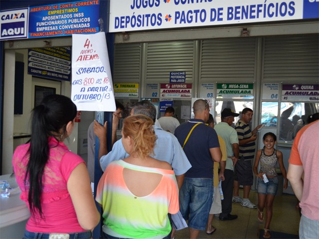 Sindicato dos Bancários faz campanha em protesto pela revogação da lei da fila das lotéricas