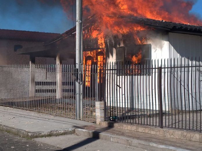 Família que perdeu casa em incêndio está abrigada no Centro Comunitário