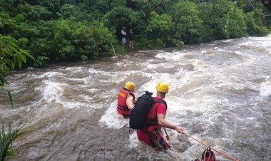 Bombeiros resgatam Casal Ilhado em cachoeira