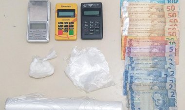 Polícia Militar prende homem com cocaína, máquina de cartão e dinheiro na V. manaus