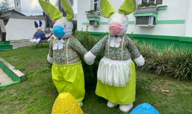 Decoração de Páscoa: até os coelhos estão de máscara  Em Cocal do Sul, a cidade está ainda mais bonita depois de ganhar uma decoração especial
