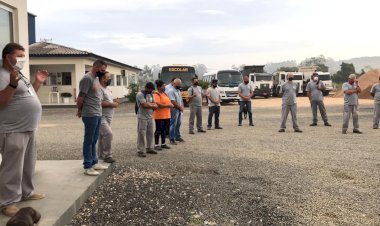Trabalhadores de Cocal do Sul fazem oração pelas vítimas do Covid-19