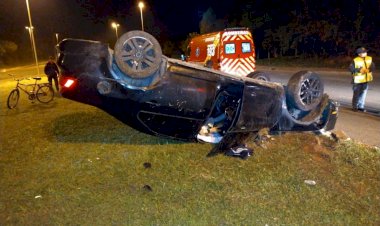 Motorista abandona veículo  após capotar em Criciúma