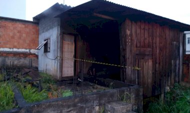 Bombeiros apagam incêndio em casa abandonada em Criciúma