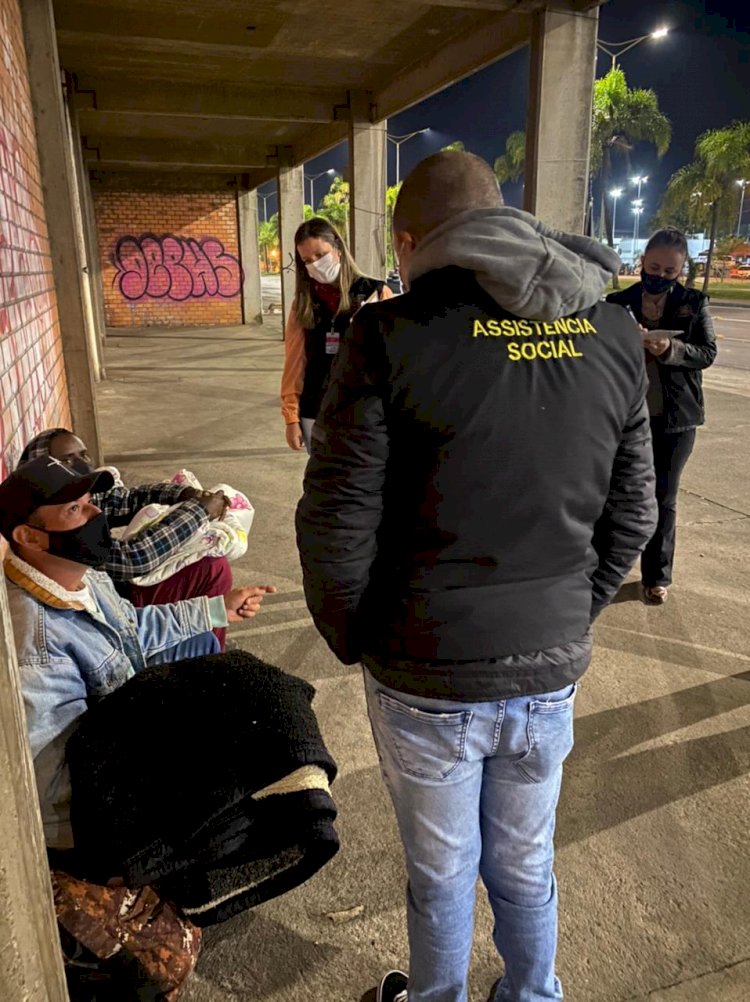 Assistência Social de Criciúma entrega cobertores a pessoas em situação de rua