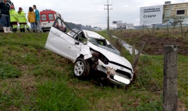 Motorista perde controle e capota caminhonete