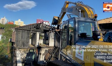 Imóveis em situação de abandono são demolidos em Criciúma