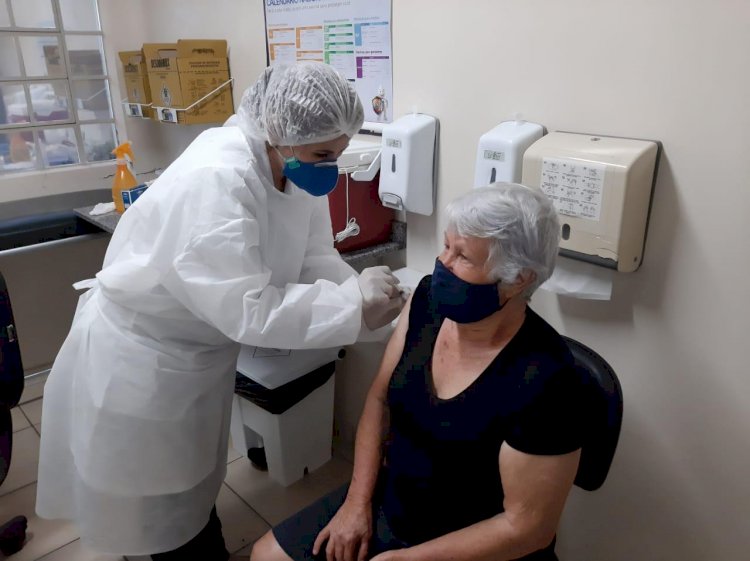 Criciúma inicia vacinação contra covid em pessoas acima de 58 anos
