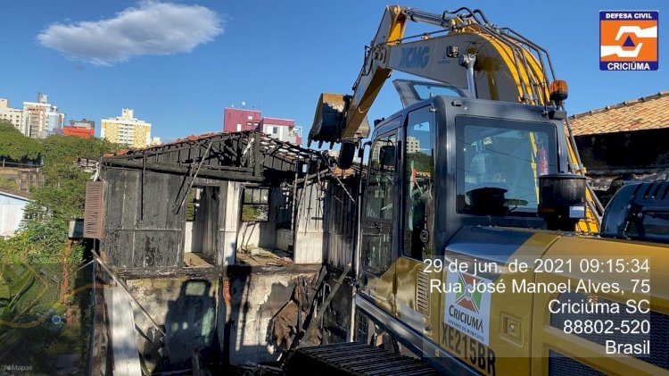 Imóveis em situação de abandono são demolidos em Criciúma