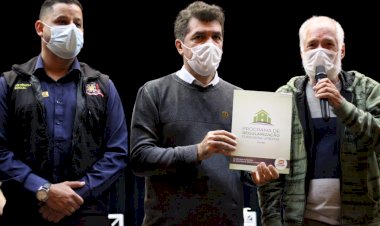 Escrituras e registros de imóveis são entregues para famílias de  Criciúma