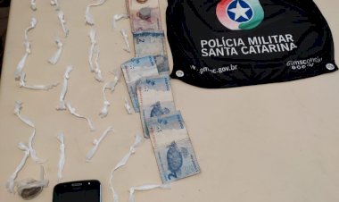 Homem preso em flagrante vendendo droga em