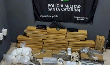 PM apreende casal com mais de 45 kg de drogas em bairro de Criciúma