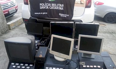 Maquinas de caça-níquel são apreendidas em bar no Santo Antônio