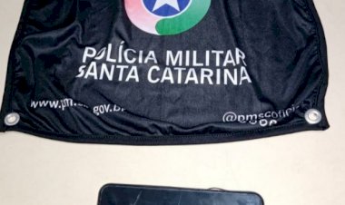 Roubou a bolsa da mulher e caiu nos braços da Polícia