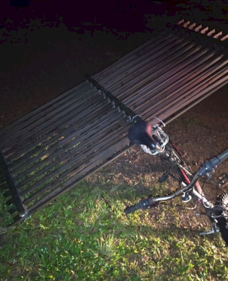 PM flagra gatuno com portão na bicicleta
