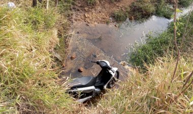 Motociclista perde controle e cai em riacho