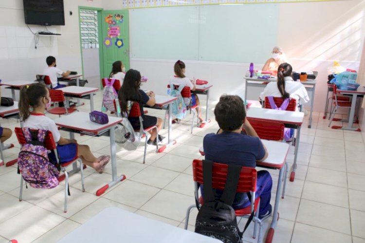 Professor é exonerado por mostrar vídeo erotizado em sala de aula