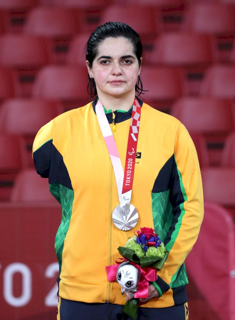 Bruna Alexandre e técnico Alexandre Ghizi comemoram conquista da prata em Tóquio