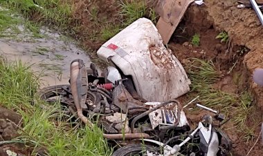 Motociclista perde controle e cai em riacho