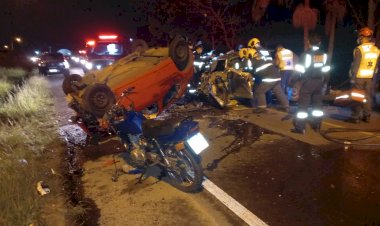 Acidente envolvendo dois veículos e uma motocicleta termina em morte