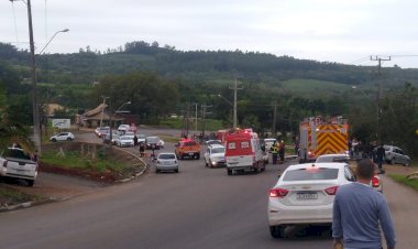 Colisão frontal envolve dois veículos na Quarta Linha