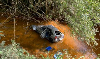 Mulher perde controle de veículo e cai em um barranco de 8 metros