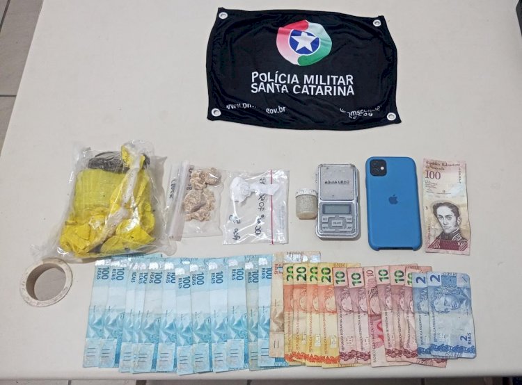 Homem é preso pela PM após tentar fugir por telhado de residência