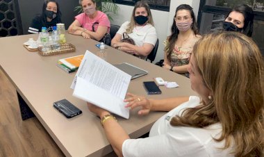 Prefeita Dalvania sanciona lei que institui ensino de língua inglesa a partir do 1º ano