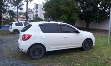 Após tentar fugir, homem com mandado de prisão e com veículo furtado é preso pela PM.