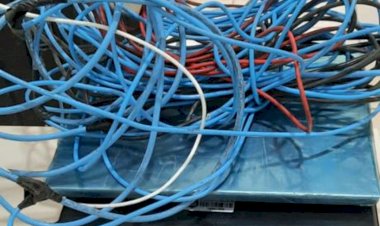 Ladrão de fio é preso encima do forro pela PM