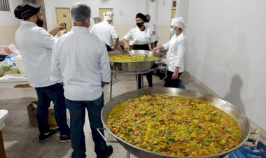 Paella do curso de Gastronomia da Unesc entrega 500 refeições
