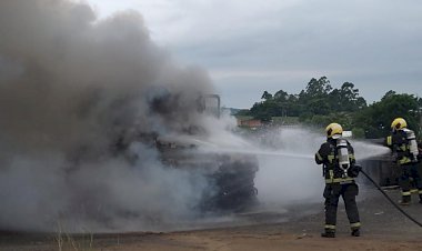 CAMINHÃO PEGA FOGO NA VILA MANAUS