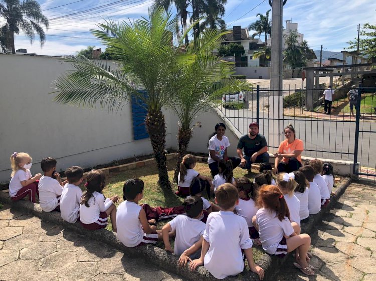 Acadêmicos constroem horta em Centro de Educação Infantil