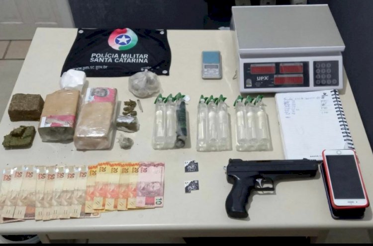 Após perseguição viatura da PM se envolve em acidente, mas 4 pessoas são presas por tráfico de drogas