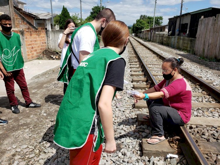 Colégio Unesc leva as “Máscaras da Solidariedade” à região dos trilhos