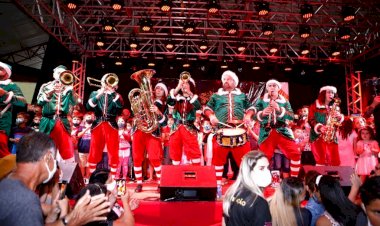Chegada do Papai Noel e apresentações marcam início do Encantos de Natal em Forquilhinha