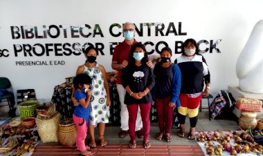 Indígenas expõem artesanatos na Feira Solidária da Unesc