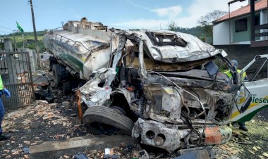 Motorista de caminhão morre após colidir em 5 casas