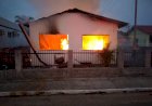 Casa pega fogo e morador perde tudo