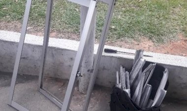 PM prende ladrão de porta de alumínio em Criciúma