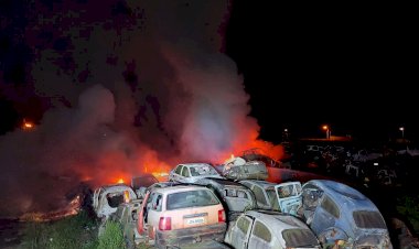 Cerca de 80 veículos apreendidos  pega fogo em pátio