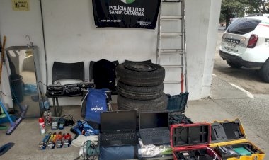 PM prende dupla com equipamentos furtados em empresa de internet