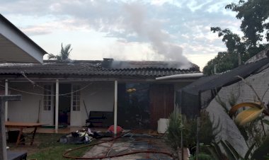 Bombeiros são acionados para apagar incêndio em Edicula