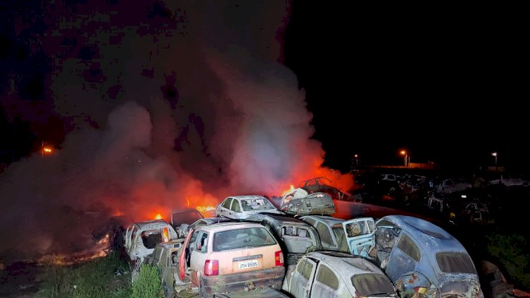 Cerca de 80 veículos apreendidos pega fogo em pátio