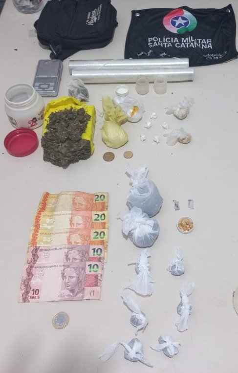 Com o auxilio  do K9 PM prende traficante com cerca de meio quilo de drogas em bairro de Criciúma
