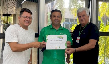 Programa Jogue Limpo com a Cidade entrega certificado Amigo do Meio Ambiente