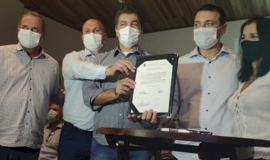 Em Criciúma, Governador autoriza início de obra do Plano 1000 e repasse para pavimentação de rodovias