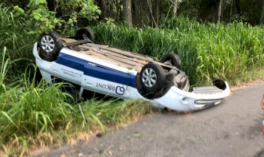 Mulher perde controle do veículo e capota em Rodovia